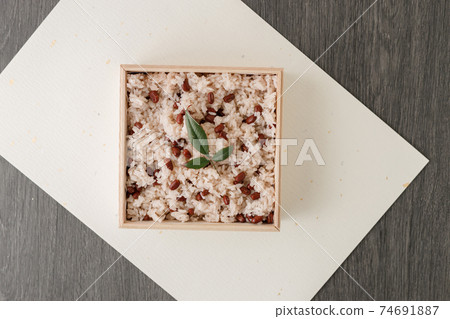 日本料理:紅米飯,okowa,泡桐盒裝okowa 日本料理:紅米飯,okowa,泡桐盒裝okowa 74691887