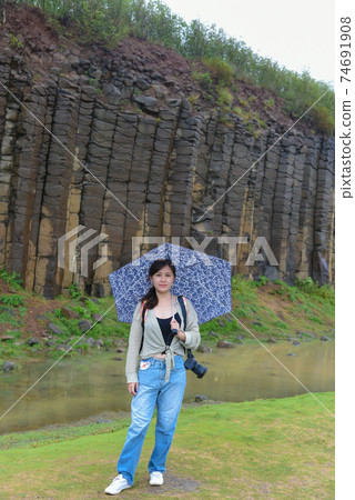 台灣女孩在澎湖玄武岩自然保留區 74691908
