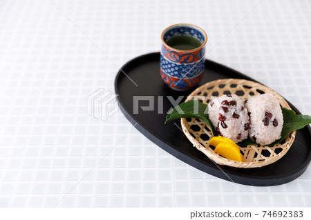 Japanese food: Red rice ball Remote rice to eat with one hand Japanese food: Red rice ball Remote rice to eat with one hand 74692383