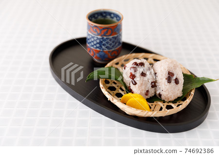 日本料理：紅飯糰一隻手吃的偏遠飯 74692386