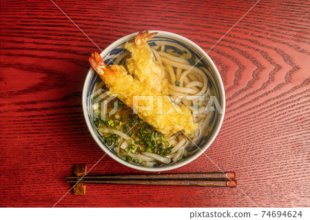 在烏龍麵湯面日本食物的天麩羅烏龍面天麩羅 在烏龍麵湯面日本食物的天麩羅烏龍面天麩羅 74694624