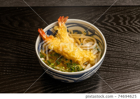在烏龍麵湯面日本食物的天麩羅烏龍面天麩羅 在烏龍麵湯面日本食物的天麩羅烏龍面天麩羅 74694625