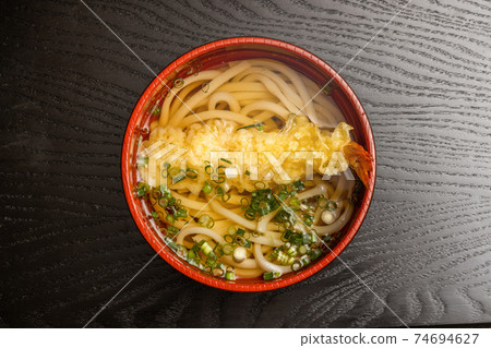 在烏龍麵湯面日本食物的天麩羅烏龍面天麩羅 在烏龍麵湯面日本食物的天麩羅烏龍面天麩羅 74694627