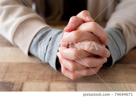 Women's hands 74694671