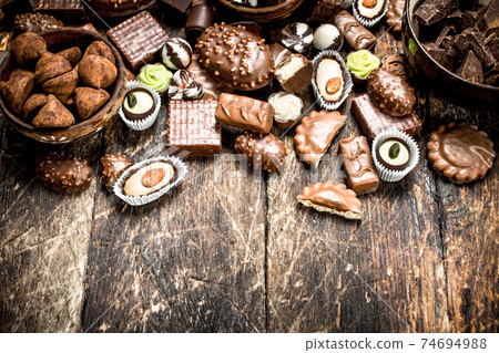 Chocolate candies in a bowls. 74694988