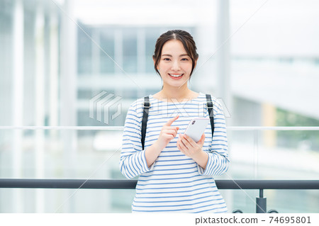 使用智能手機的年輕女大學生 74695801