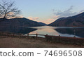 晚上山上的背景下的宮瀨湖 74696508