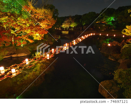 Shirotori Garden illuminated with autumn leaves Shirotori Garden illuminated with autumn leaves 74697121