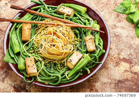 Oriental vegetable salad with pasta 74697369