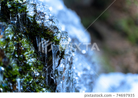 冰凍的瀑布 74697935