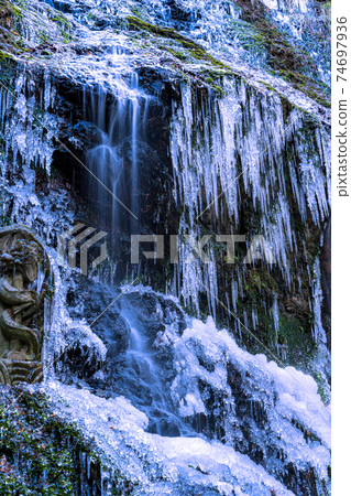 冰凍的瀑布 74697936