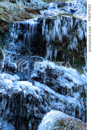 冰凍的瀑布 74697943