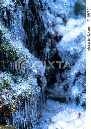 冰凍的瀑布 74697944