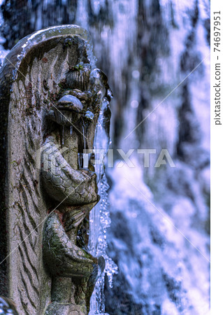 冰凍的瀑布 74697951