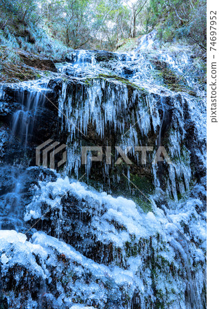 冰凍的瀑布 74697952