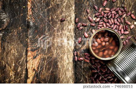 Canned red beans in tin cans. 74698053