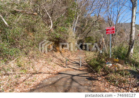 The trailhead of the Yaeyama Hiking Course (Uenohara City, Yamanashi Prefecture) The trailhead of the Yaeyama Hiking Course (Uenohara City, Yamanashi Prefecture) 74698127