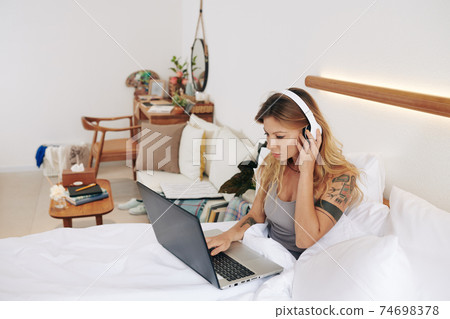 Blogger editing video Blogger editing video 74698378