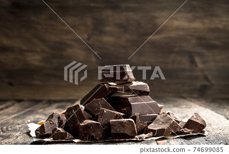 Pieces of dark chocolate. 74699085
