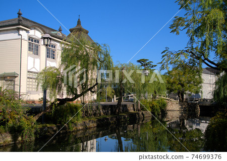 [Important Preservation District for Groups of Traditional Buildings] Kurashiki Riverside, Kurashiki Bikan Historical Quarter on an Autumn Morning, Western-style architecture, Nakahashi Bridge, and Kurashiki River, Kurashiki City, Okayama Prefecture 74699376