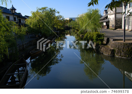 【重要傳統建築群保存地區】岡山縣倉敷市倉敷川沿岸、倉敷美觀地區、秋日早晨的倉敷川和河船風景 74699378