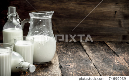 Fresh cow's milk. Fresh cow's milk. 74699989