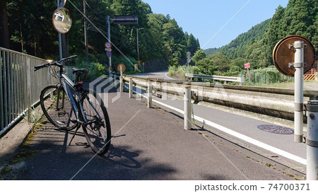 土山通和越野自行車在陽光明媚的一天 74700371