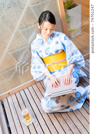 在計算機上工作的浴衣女人 在計算機上工作的浴衣女人 74701247