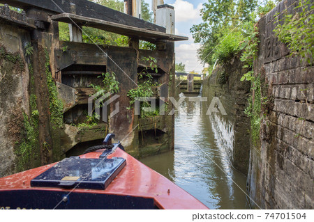 Arens船閘，手動船閘，以及操作牛津運河的狹窄船閘的視野。 74701504