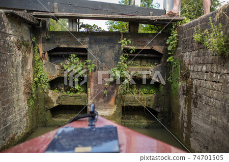 Arens船閘，手動船閘，以及操作牛津運河的狹窄船閘的視野。 74701505