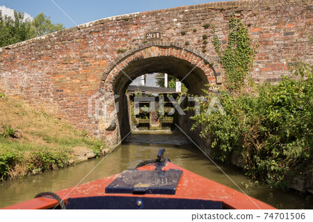 從在牛津運河上作業的一艘窄船上看到阿倫斯大橋和阿倫斯岩石的景色 74701506
