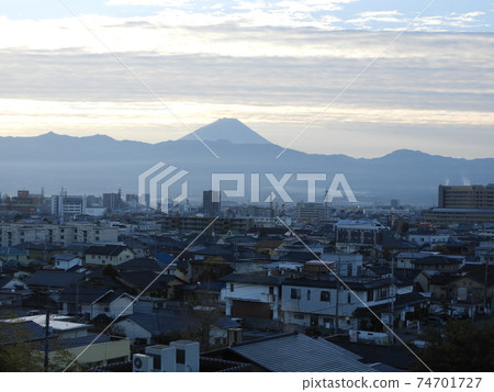 山梨縣甲府市湯村溫泉的早晨風景富士甲府市[11月] 74701727