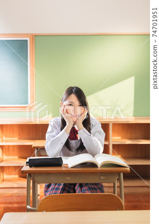 高中女生在教室裡臉頰 高中女生在教室裡臉頰 74701951