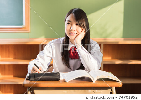 高中女生在教室裡學習高中女生 74701952