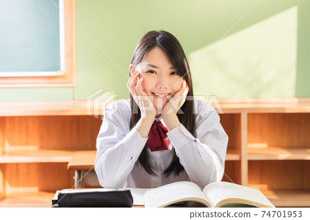 高中女生在教室裡臉頰 高中女生在教室裡臉頰 74701953