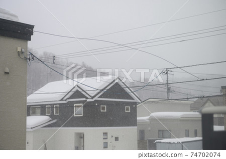 低壓系統引起的暴風雪可能切斷的電線 74702074