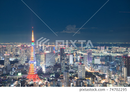 [東京] 1月，夜景，東京和東京鐵塔的城市景觀 74702295