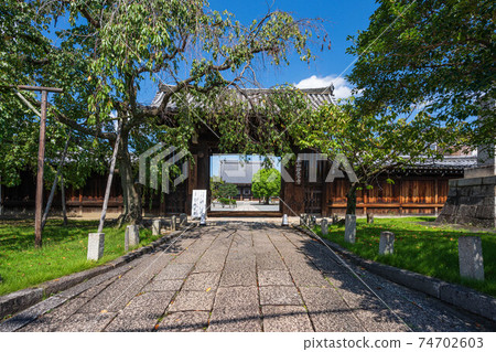 Myokaku-ji gate and approach 74702603