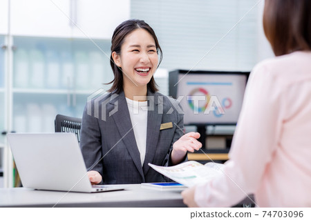 接待員女性客戶服務 74703096