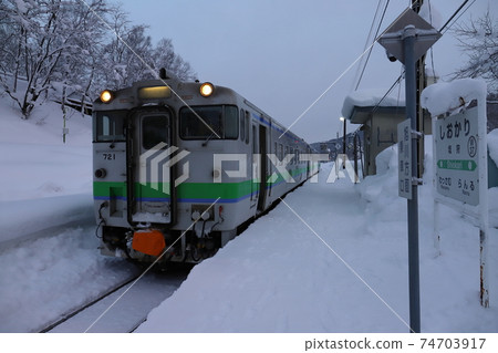 Train stopped at Shiokari Station in Wassamu, Hokkaido 74703917