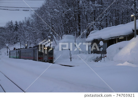 Hokkaido Wassamu Shiokari Station and stopped trains 74703921