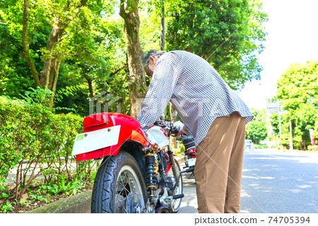 自行車生活高級騎手和破自行車 74705394