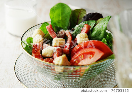 凱撒沙拉 74705555