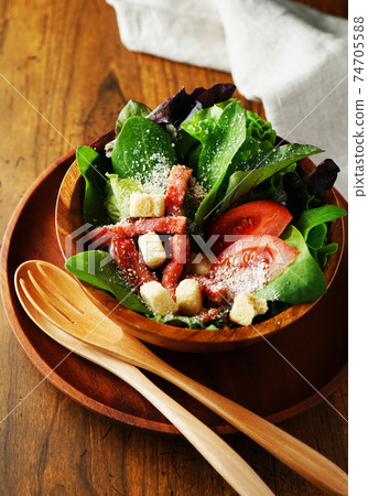 Caesar salad  74705588