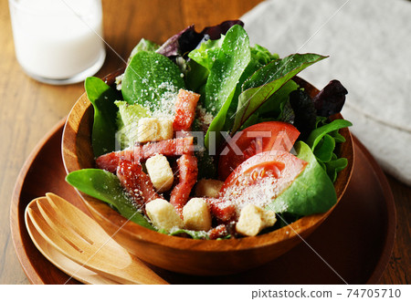 Caesar salad  74705710