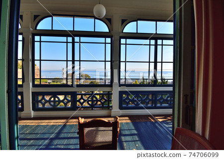 冬季藍藍的天空中的古根海姆故居 74706099