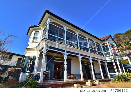 冬季藍藍的天空中的古根海姆故居 74706152