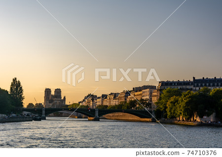 Ile de la cite and ile saint louis in Paris 74710376