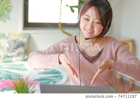一位女士笑著解釋說,在線會議_是這樣提出的_ 一位女士笑著解釋說,在線會議_是這樣提出的_ 74711287