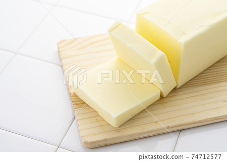 在砧板上切黃油 在砧板上切黃油 74712577